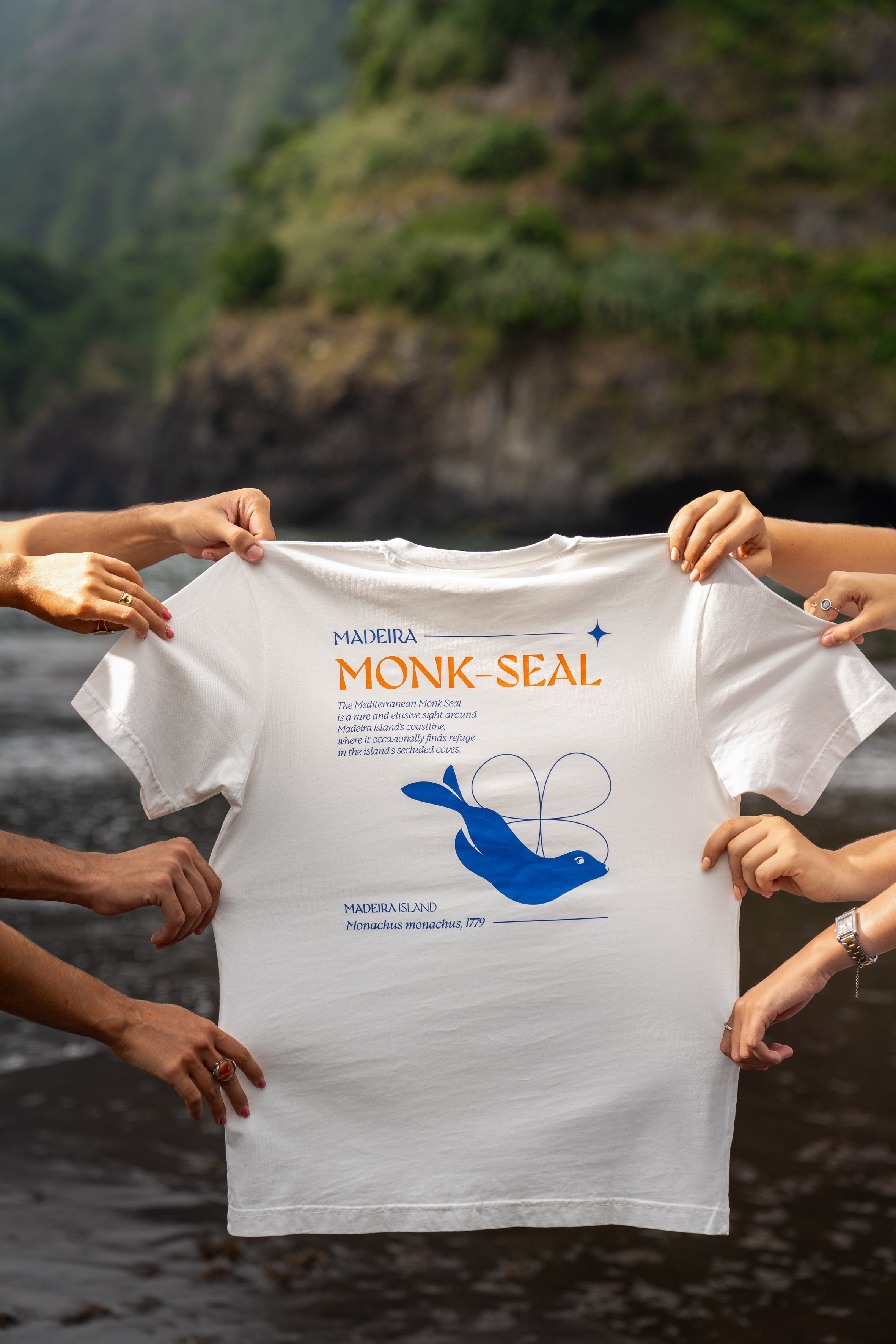 White monk seal t-shirt, 100% cotton regular fit unisex tee